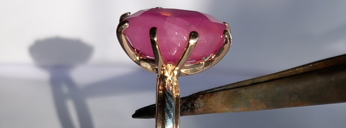 Rose-gouden-ring-met robijn.jpg