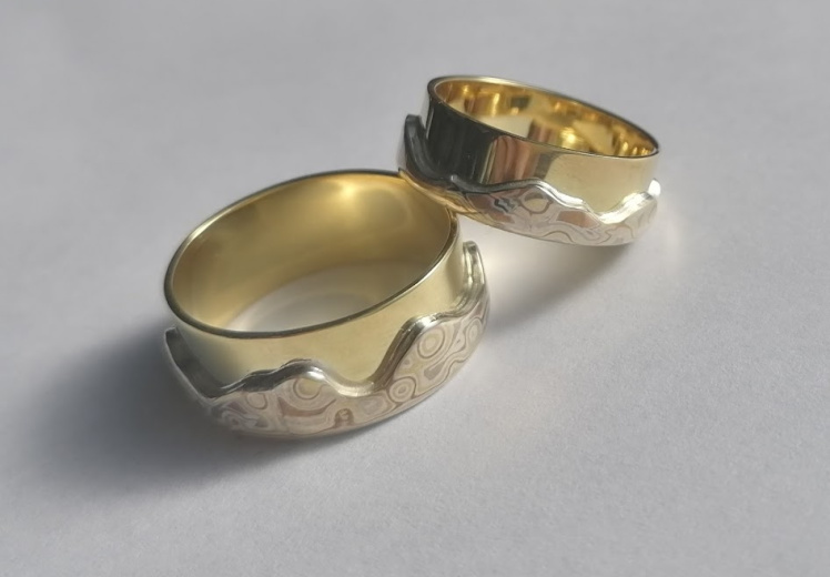 Mokume-gane-trouwringen-18kt-geelgoud.jpg