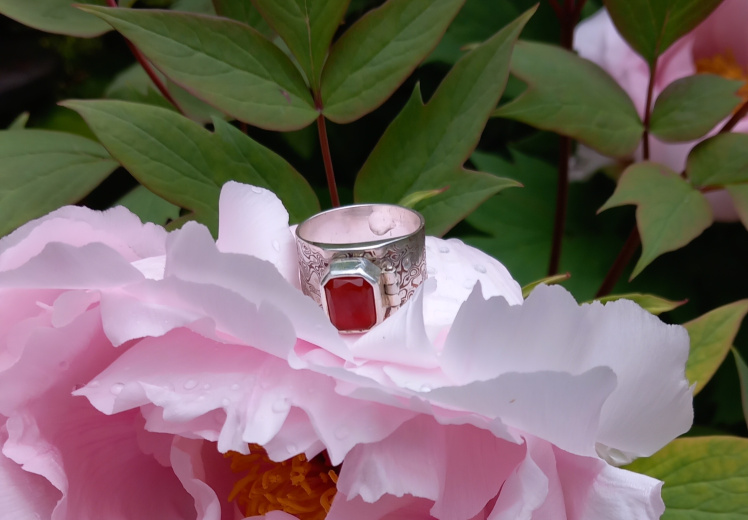 Mokume-gane-ring-pioenroos.jpg