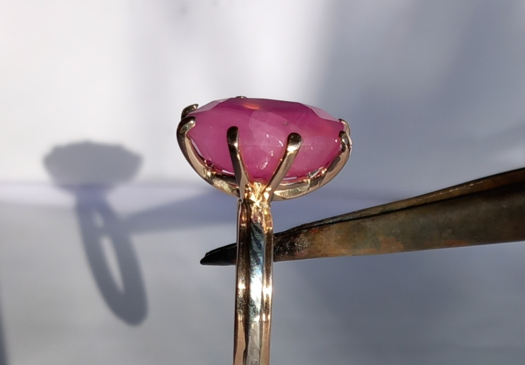 Rose-gouden-ring-met robijn.jpg
