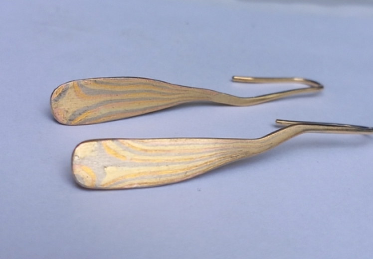 18kt. gouden oorbellen met Mokume-gane