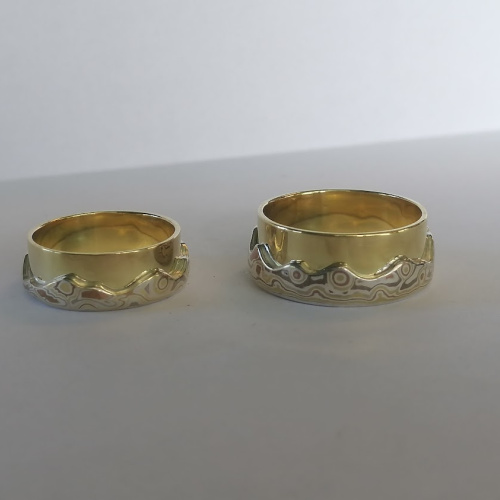 Trouwringen-18kt-geelgoud-Mokume-gane.jpg