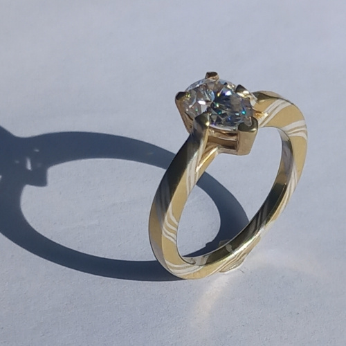 Geelgouden-trouwring-met-diamant.jpg