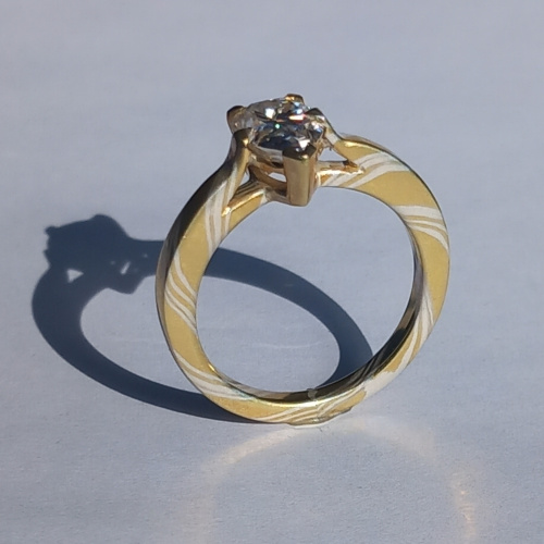 Mokume-gane-ring-18ktgeelgoud-moissaniet.jpg