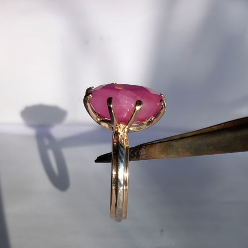 Rose-gouden-ring-met robijn.jpg