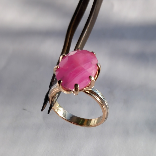 Roze-gouden-ring-met-robijn.jpg