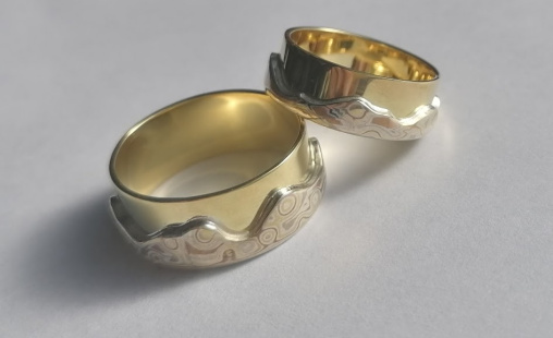 Mokume-gane-trouwringen-18kt-geelgoud.jpg